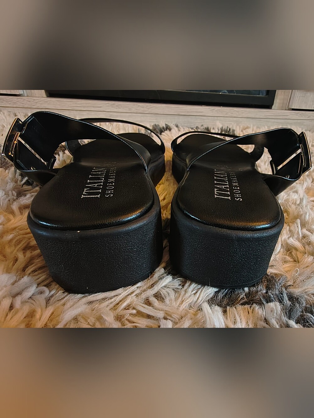 Italian Shoemakers Women's Black Slide Sandals - Picture 4 of 7